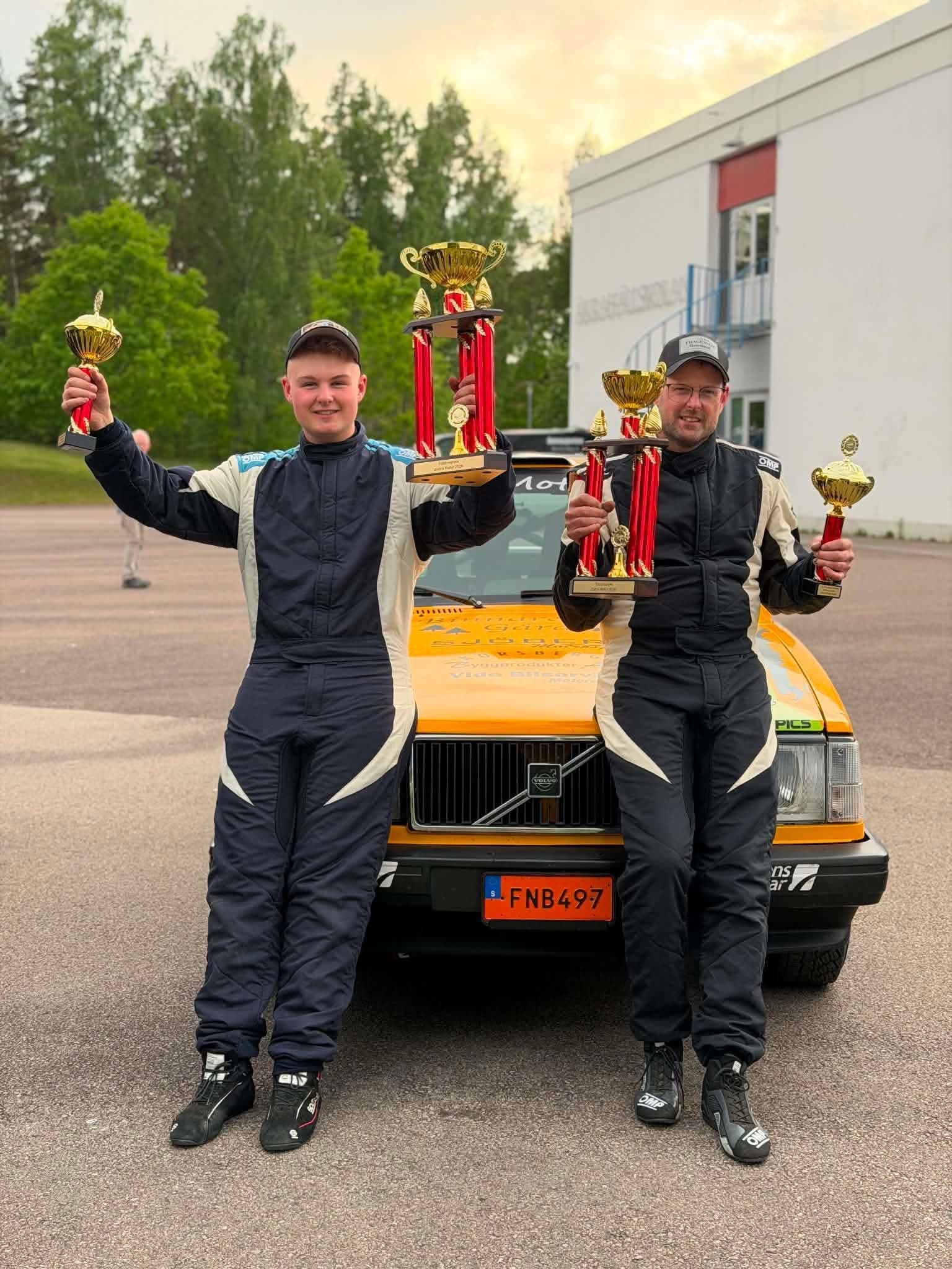 Teamet bakom TBM Performance framför sin Volvo 240 med pokaler