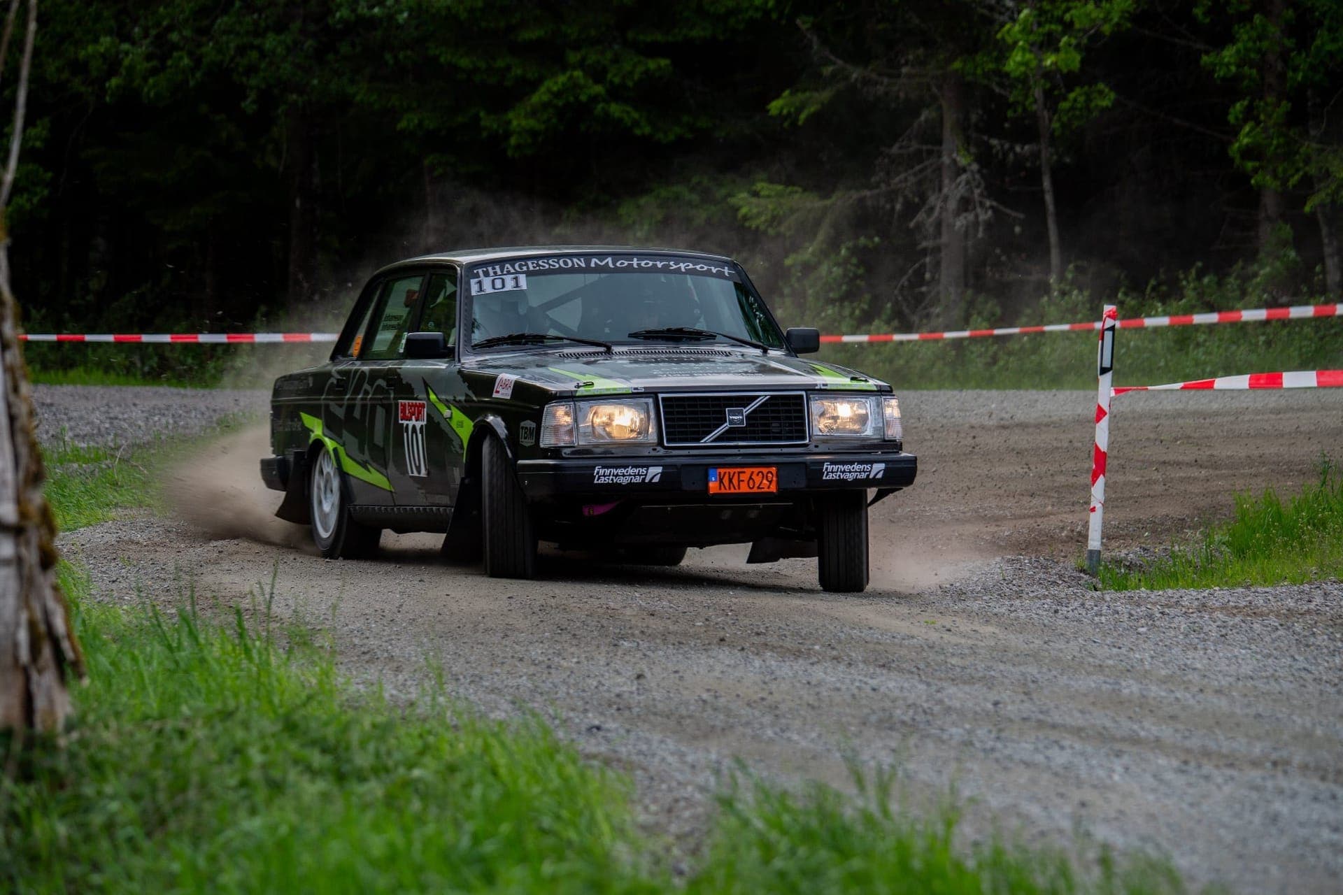Thagesson Motorsport Volvo 240 rallybil i fart på grusväg